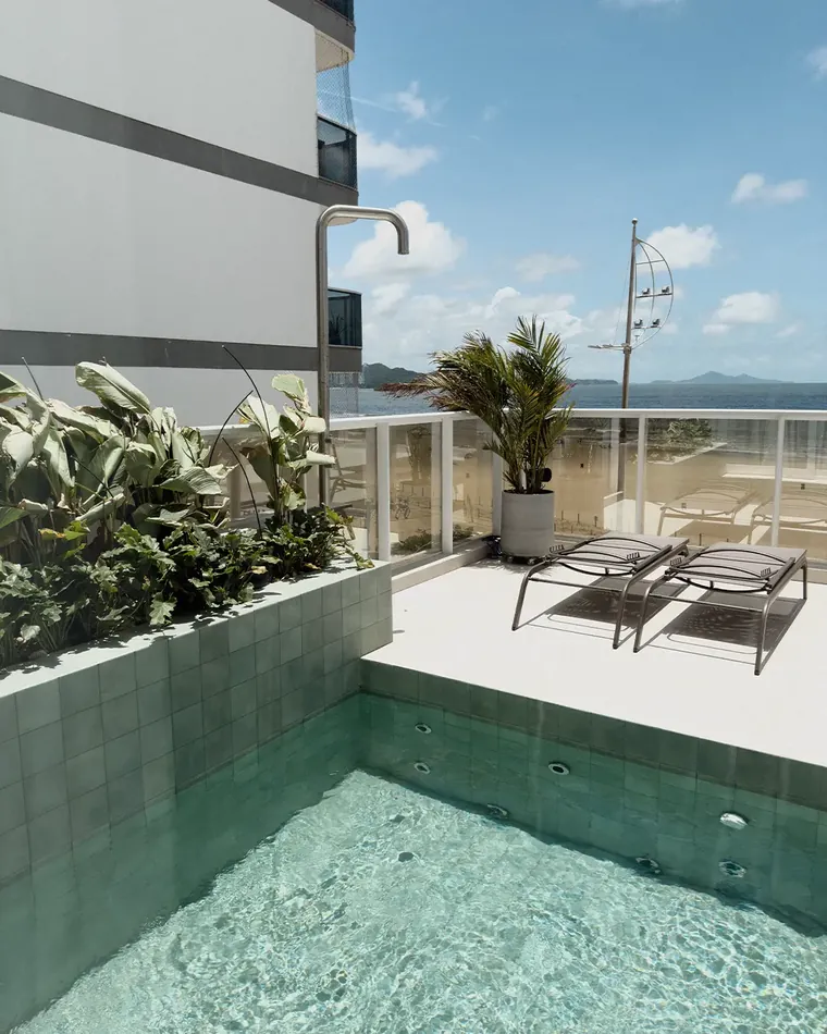 Piscina em sacada com vista para o mar, executada pela Schmidt em Balneário Camboriú
