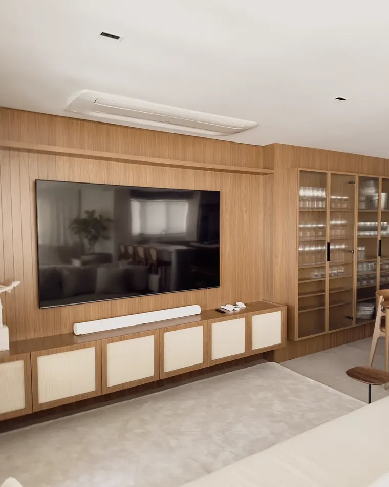 Painel de madeira e marcenaria sob medida na sala de estar, acabamento executado pela Schmidt